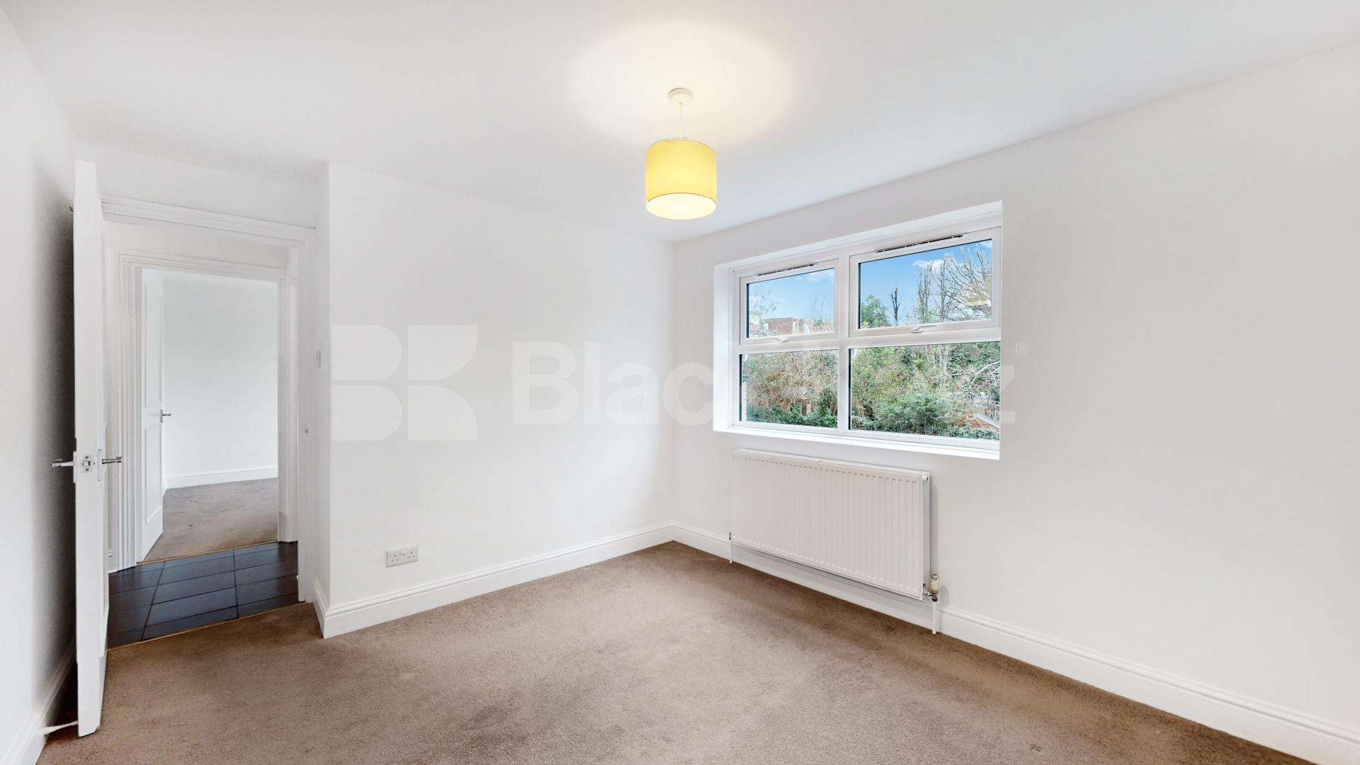 Two Bedroom First Floor Flat in Conversion, New Barnet, mins to tube & shops! Bulwer Road, New Barnet